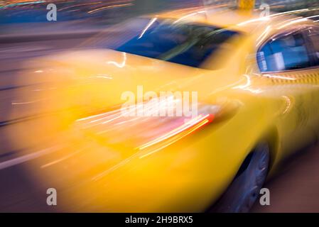 Verschwommenes gelbes Taxi in Bewegung Stockfoto