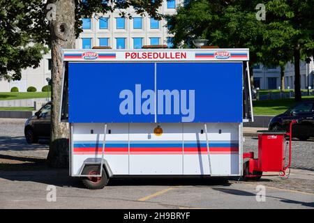 Dänischer Würstchenwagen/Hot Dog Stand (pølsevogn), geschlossen; Esplanaden, Kopenhagen, Dänemark Stockfoto