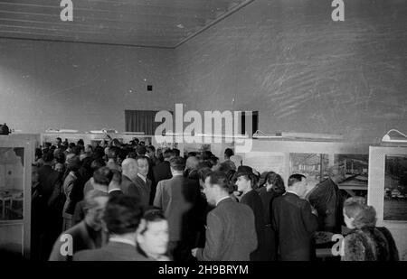 Warszawa, 1947-09-20. Muzeum Narodowe. Otwarcie wystawy pt. 800 Lecie Moskwy - stolicy ZSRR. wb/gr PAP Warschau, 20. September 1947. Nationalmuseum. Die Eröffnung der Ausstellung mit dem Titel "800th Jahre Moskau - die Hauptstadt der Sowjetunion." wb/gr PAP Stockfoto