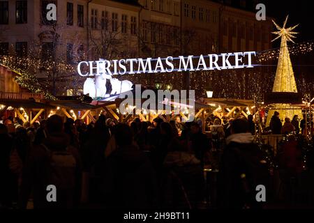 Weihnachtsmarkt in Kopenhagens Højbro Plads, Abend; Kopenhagen, Dänemark Stockfoto