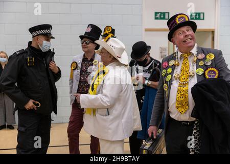 Mitglieder der „Official Monster Raving Loony Party“ mit dem Kandidaten „Mad Mike Young“ bei den Nachwahlen von Old Bexley und Sidcup im Vereinigten Königreich. Stockfoto