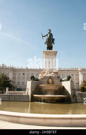 Reiterstatue von König Philipp IV. Von Spanien Plaza Oriente Madrid Spanien. Der Königspalast im Hintergrund Stockfoto