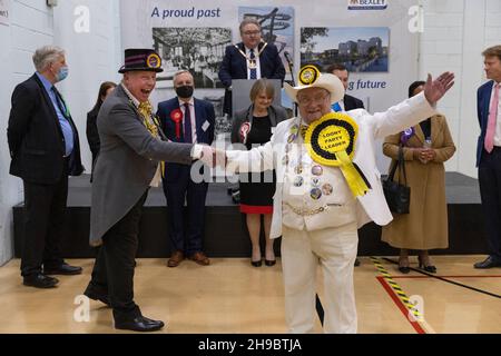 Mitglieder der „Official Monster Raving Loony Party“ mit dem Kandidaten „Mad Mike Young“ bei den Nachwahlen von Old Bexley und Sidcup im Vereinigten Königreich. Stockfoto