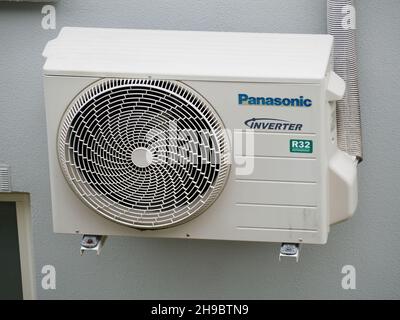 Blick auf die Panasonic Klimaanlage Außenanlage an der weißen Wand. Stockfoto