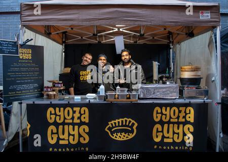 Ein Streetfood-Stall Gyoza Guys von Amir PEM am Maltby Street Market in London an einem Samstagmorgen Stockfoto