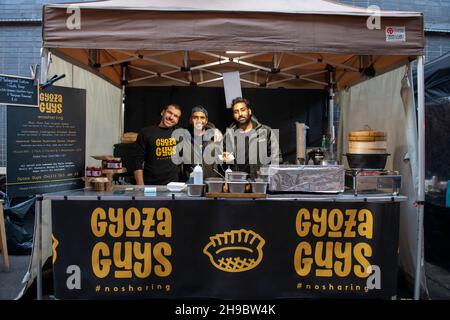 Ein Streetfood-Stall Gyoza Guys von Amir PEM am Maltby Street Market in London an einem Samstagmorgen Stockfoto