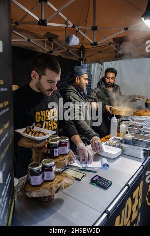 Ein Streetfood-Stall Gyoza Guys von Amir PEM am Maltby Street Market in London an einem Samstagmorgen Stockfoto