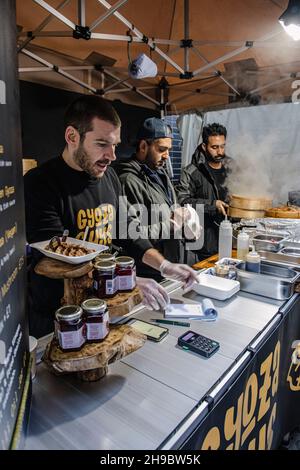 Ein Streetfood-Stall Gyoza Guys von Amir PEM am Maltby Street Market in London an einem Samstagmorgen Stockfoto