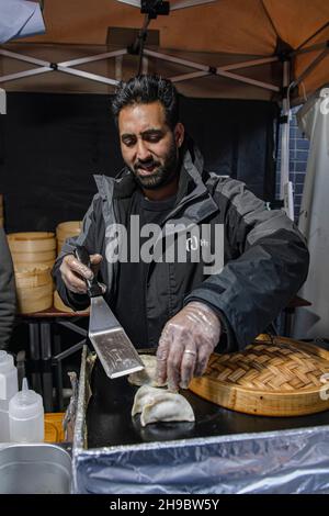 Ein Streetfood-Stall Gyoza Guys von Amir PEM am Maltby Street Market in London an einem Samstagmorgen Stockfoto