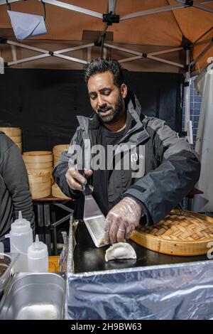 Ein Streetfood-Stall Gyoza Guys von Amir PEM am Maltby Street Market in London an einem Samstagmorgen Stockfoto