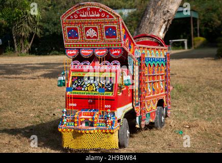 https://l450v.alamy.com/450vde/2h9bw84/islamabad-pakistan-26-dezember-2021-in-der-pakistanischen-provinz-punjab-wird-eine-wunderschon-dekorierte-lkw-dekoration-vorbereitet-2h9bw84.jpg