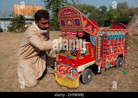 Islamabad, Pakistan 26. Dezember 2021 - in der pakistanischen Provinz Punjab wird eine wunderschön dekorierte LKW-Dekoration vorbereitet. Stockfoto