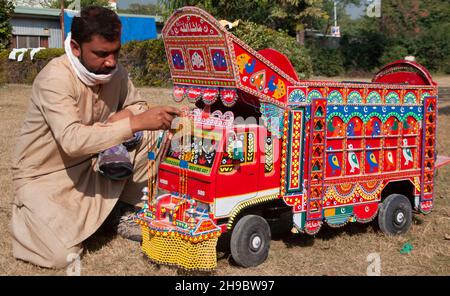 Islamabad, Pakistan 26. Dezember 2021 - in der pakistanischen Provinz Punjab wird eine wunderschön dekorierte LKW-Dekoration vorbereitet. Stockfoto