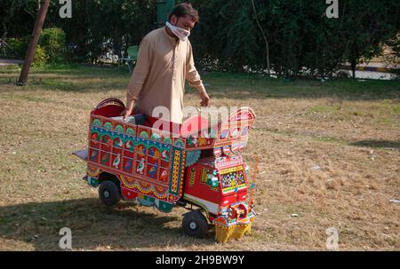 Islamabad, Pakistan 26. Dezember 2021 - in der pakistanischen Provinz Punjab wird eine wunderschön dekorierte LKW-Dekoration vorbereitet. Stockfoto