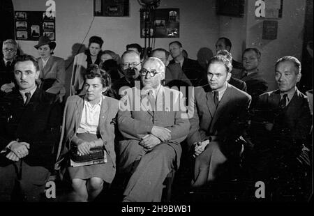 Warszawa, 1947-09-24. Wrêczenie nagród Komisji Centralnej Zwi¹zków Zawodowych w kursie na najlepszy pamiêtnik robotniczy z okupacji. NZ. od lewej: Janusz Szyndler, laureat IV nagrotty za Historiê jednego ¿ycia, Maria Bocheñska, laureatka IV miejsca za Pamiêtnik robotnicy, Emil Jerzyk, wyró¿niony za Prze¿ycia i wra¿enia nacz czasów okupacji niemieckiej, Karol RO¿ek wyró¿niony za Przezezezezezeek Leszek wyró¿ Warschau, 24. September 1947. Preisverleihung im Wettbewerb um die besten Memoiren der Arbeiter aus dem Jahr WW2. Bild: Von links Janusz Szyndler, 4th PR Stockfoto