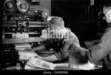 Warszawa, 1947-09-26. DRUKARNIA Spó³dzielni Wydawniczej Czytelnik przy ul. Marsza³kowskiej. Cykl produkcji dziennika gospodarczego pt. Rzeczpospolita. NZ. Pracownicy odbieraj¹ z podajnika gotowe egzemplarze gazety. bk/mgs PAP Warschau, 26. September 1947. Druckerei der Czytelnik-Verlagsgenossenschaft in der Marszalkowska-Straße. Produktion der Wirtschaftszeitung Rzeczpospolita. Im Bild: Finshed Kopien eines Papiers. bk/mgs PAP Stockfoto