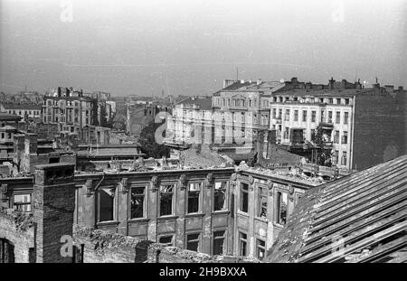 Warszawa, 1947-09-28. Rekonstrukcja dachu Politechniki Warszawskiej. NZ. widok z dachu Auli Politechniki Warszawskiej na obiekty politechniki. bk/ppr PAP Warschau, 28. September 1947. Rekonstruktion eines Daches der Technischen Universität Warschau. Bild: Blick vom Dach des Hörsaals der Technischen Universität Warschau auf die Gebäude der Universität. bk/ppr PAP Stockfoto