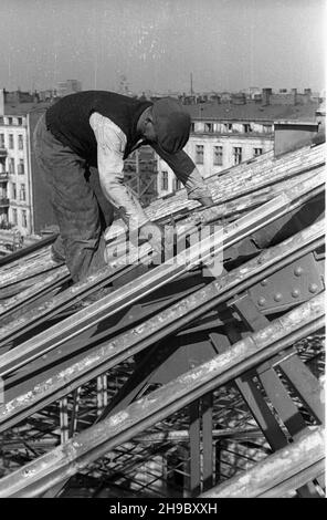 Warszawa, 1947-09-28. Rekonstrukcja dachu Politechniki Warszawskiej. NZ. monta¿ stalowych belek szkieletu. bk/ppr PAP Warschau, 28. September 1947. Rekonstruktion eines Daches der Technischen Universität Warschau. Im Bild: Ein Arbeiter, der Stahlträger einbaue. bk/ppr PAP Stockfoto