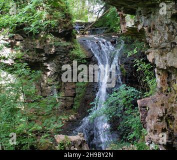 Vertikale Aufnahme des Hareshaw Linn Wasserfalls in Northumberland, England Stockfoto