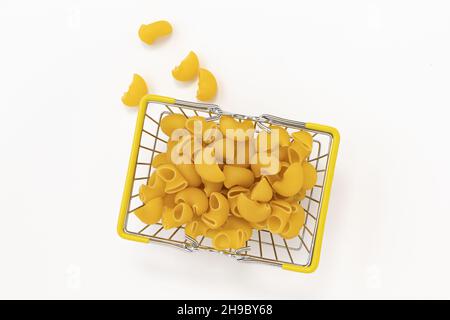 italienische Pasta im Lebensmittelkorb vom Markt auf weißem Hintergrund, Mehlprodukte und Lebensmittel in der Küche Stockfoto