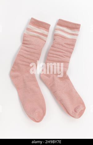 Paar abgenutzte Socken isoliert auf weißem Hintergrund, rosa Baumwollsocken, , Draufsicht Stockfoto