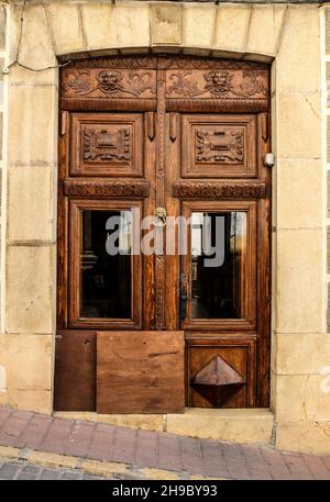 Alte und schöne geschnitzte Holztür in Polop Dorf, Alicante, Spanien Stockfoto