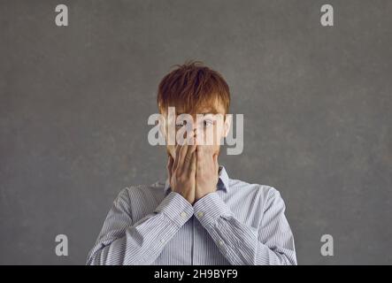 Hoppla. Nahaufnahme eines attraktiven Mannes mit geschlossenem Mund. Stockfoto