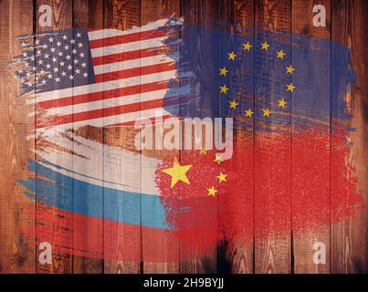 Flaggen der Vereinigten Staaten von Amerika, der Europäischen Union, Russlands und Chinas, grunge, auf Holzhintergrund Stockfoto
