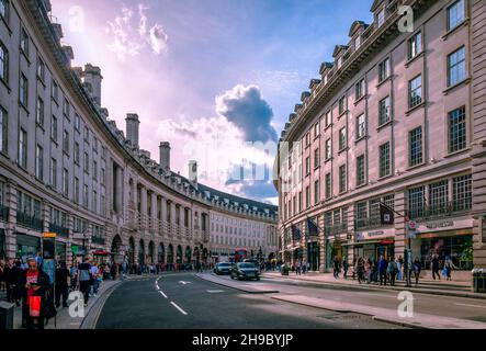London, Großbritannien - 15 2018. September: Blick auf die Kurve der Regent Street, in der Nähe des Piccadilly Circus. Die Regent Street ist eine der wichtigsten Touristenattraktionen und Einkaufsmöglichkeiten Stockfoto