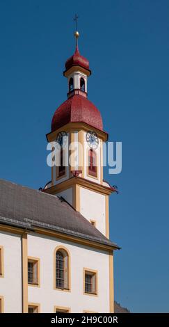 Neustift im Stubaital, der Pfarrkirche St. Georg in der Stadtmitte mit einem blauen Himmel im Hintergrund, Tirol, Österreich Stockfoto