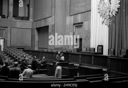 Warszawa, 1947-09-30. Wizyta prezydentów stolic pañstw s³owiañskich w Warszawie. NZ. Zwiedzanie sejmu RP. bk/mgs PAP Warschau, 30. September 1947. Bürgermeister der Hauptstädte der slawischen Länder in Warschau. Im Bild: Besuch der Sejm. bk/mgs PAP Stockfoto