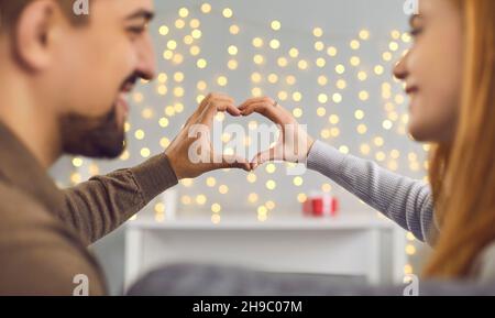 Liebevolle glücklich junges Paar bilden Herz aus Fingern zusammen Stockfoto