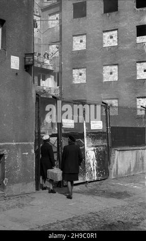 Warszawa, 1947-10. Zgromadzenie Sióstr Urszulanek SERCA Jezusa Konaj¹cego, zwanych te¿ urszulankami szarymi, na Powiœlu. NZ. Odbudowywany dom zakonny. wb/gr PAP Dok³adny dzieñ wydarzenia nieustalony. Warschau, 1947. Okt. Kongregation der Ursulinen vom Herzen Jesu im Sterben, auch Graue Ursulinen genannt, im Bezirk Powisle. Im Bild: Das wiederaufgebaute Haus der Ursulinen. wb/gr PAP Stockfoto