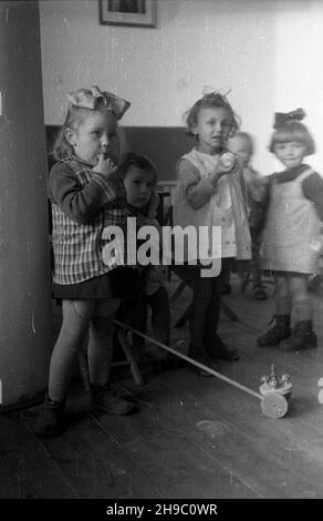 Warszawa, 1947-10. Zgromadzenie Sióstr Urszulanek SERCA Jezusa Konaj¹cego, zwanych te¿ urszulankami szarymi, na Powiœlu. NZ. Dzieci w przedszkolu przy domu zakonnym ss. Urszulanek. wb/gr PAP Dok³adny dzieñ wydarzenia nieustalony. Warschau, 1947. Okt. Kongregation der Ursulinen vom Herzen Jesu, die sterben, auch die Grauen Ursulinen genannt. Im Bild: Kinder in einem Kindergarten im Kloster Ursuline. wb/gr PAP Stockfoto