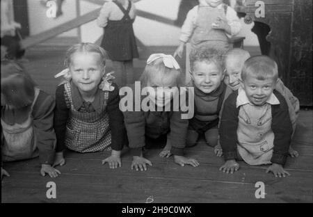 Warszawa, 1947-10. Zgromadzenie Sióstr Urszulanek SERCA Jezusa Konaj¹cego, zwanych te¿ urszulankami szarymi, na Powiœlu. NZ. Dzieci w przedszkolu przy domu zakonnym ss. Urszulanek. wb/gr PAP Dok³adny dzieñ wydarzenia nieustalony. Warschau, 1947. Okt. Kongregation der Ursulinen vom Herzen Jesu, die sterben, auch die Grauen Ursulinen genannt. Im Bild: Kinder in einem Kindergarten im Kloster Ursuline. wb/gr PAP Stockfoto