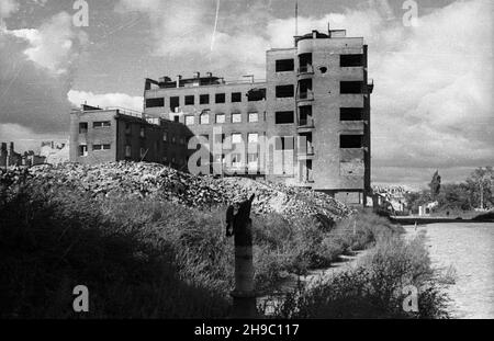 Warszawa, 1947-10. Zgromadzenie Sióstr Urszulanek SERCA Jezusa Konaj¹cego, zwanych te¿ urszulankami szarymi, na Powiœlu. NZ. Zniszczony podczas II wojny œwiatowej dom zakonny, widok z ulicy Dobrej od strony ulicy Lipowej. wb/gr PAP Dok³adny dzieñ wydarzenia nieustalony. Warschau, 1947. Okt. Kongregation der Ursulinen vom Herzen Jesu, die sterben, auch die Grauen Ursulinen genannt. Bild: Ein vom Krieg zerstörtes Kloster. wb/gr PAP Stockfoto