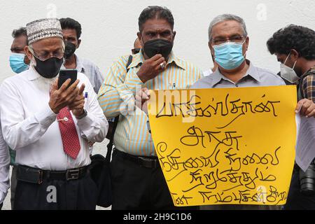 Colombo, Sri Lanka. 06th Dez 2021. Mitglieder von Organisationen der srilankischen Zivilgesellschaft protestieren am 6. Dezember 2021 vor dem pakistanischen Hohen Ausschuss in Colombo, Sri Lanka. Sie fordern Gerechtigkeit für einen srilankischen Arbeiter, der von einer Gruppe muslimischer Schläger in Sialkot getötet wurde. (Foto: Saman Abesiriwardana/Pacific Press) Quelle: Pacific Press Media Production Corp./Alamy Live News Stockfoto