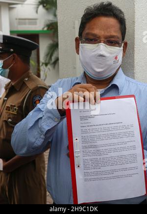 Colombo, Sri Lanka. 06th Dez 2021. Mitglieder von Organisationen der srilankischen Zivilgesellschaft protestieren am 6. Dezember 2021 vor dem pakistanischen Hohen Ausschuss in Colombo, Sri Lanka. Sie fordern Gerechtigkeit für einen srilankischen Arbeiter, der von einer Gruppe muslimischer Schläger in Sialkot getötet wurde. (Foto: Saman Abesiriwardana/Pacific Press) Quelle: Pacific Press Media Production Corp./Alamy Live News Stockfoto