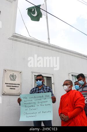 Colombo, Sri Lanka. 06th Dez 2021. Mitglieder von Organisationen der srilankischen Zivilgesellschaft protestieren am 6. Dezember 2021 vor dem pakistanischen Hohen Ausschuss in Colombo, Sri Lanka. Sie fordern Gerechtigkeit für einen srilankischen Arbeiter, der von einer Gruppe muslimischer Schläger in Sialkot getötet wurde. (Foto: Saman Abesiriwardana/Pacific Press) Quelle: Pacific Press Media Production Corp./Alamy Live News Stockfoto