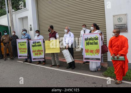 Colombo, Sri Lanka. 06th Dez 2021. Mitglieder von Organisationen der srilankischen Zivilgesellschaft protestieren am 6. Dezember 2021 vor dem pakistanischen Hohen Ausschuss in Colombo, Sri Lanka. Sie fordern Gerechtigkeit für einen srilankischen Arbeiter, der von einer Gruppe muslimischer Schläger in Sialkot getötet wurde. (Foto: Saman Abesiriwardana/Pacific Press) Quelle: Pacific Press Media Production Corp./Alamy Live News Stockfoto