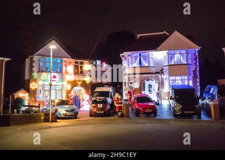 Poole, Dorset, Großbritannien. 5th. Dezember 2021. Häuser in festlichen Weihnachtslichtern an der Runton Road in Poole, Dorset. Die beleuchteten Weihnachtsausstellungen werden seit etwa zwanzig Jahren von den Bewohnern organisiert und sammeln aus Spenden der vielen Besucher Gelder für lokale Wohltätigkeitsorganisationen. Bildnachweis: Graham Hunt/Alamy Live News Stockfoto