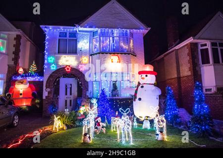 Poole, Dorset, Großbritannien. 5th. Dezember 2021. Häuser in festlichen Weihnachtslichtern an der Runton Road in Poole, Dorset. Die beleuchteten Weihnachtsausstellungen werden seit etwa zwanzig Jahren von den Bewohnern organisiert und sammeln aus Spenden der vielen Besucher Gelder für lokale Wohltätigkeitsorganisationen. Bildnachweis: Graham Hunt/Alamy Live News Stockfoto