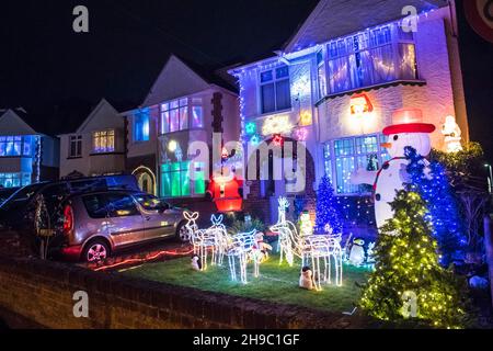 Poole, Dorset, Großbritannien. 5th. Dezember 2021. Häuser in festlichen Weihnachtslichtern an der Runton Road in Poole, Dorset. Die beleuchteten Weihnachtsausstellungen werden seit etwa zwanzig Jahren von den Bewohnern organisiert und sammeln aus Spenden der vielen Besucher Gelder für lokale Wohltätigkeitsorganisationen. Bildnachweis: Graham Hunt/Alamy Live News Stockfoto