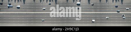 Blick von oben auf die Autobahn. Luftdrohnenaufnahme einer mehrspurigen Straße mit sich bewegenden Fahrzeugen. Autoverkehr in einer großen Stadt Stockfoto