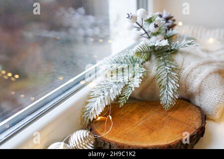 Frohe Weihnachten Urlaub Mockup Tisch Holzpodium stehen leer Layout auf der Fensterbank mit Lichtern und Dekorationen. Designhintergrund für Urlaub PR Stockfoto