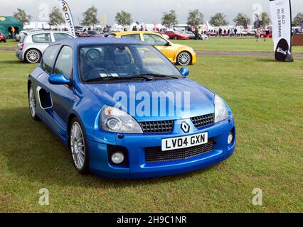 Drei Viertel Vorderansicht Blue, 2004, Clio V6 Renault Sport, auf der Silverstone Classic 2021 zu sehen Stockfoto