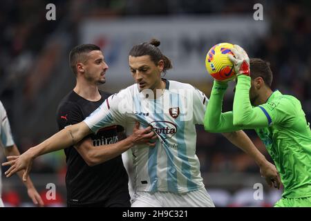 San Siro Stadion, Mailand, Italien, 04. Dezember 2021, Milan Djuric (US Salernitana 1919) schützt seinen Torwart während des AC vor Rade Krunic (AC Mailand) Stockfoto