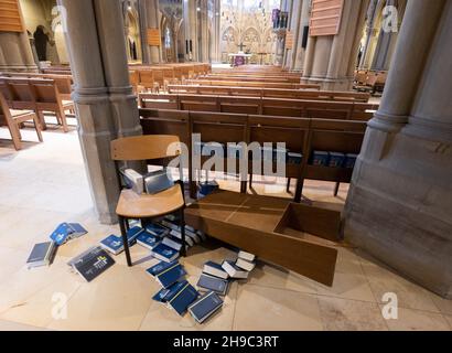 Stuttgart, Deutschland. 06th Dez 2021. Die Johanniskirche in Stuttgart wurde von unbekannten Tätern abgerissen. Kirchenbänke wurden aus ihren Verankerungen gerissen, mehrere Fenster und Glasscheiben wurden zerstört. Quelle: Bernd Weißbrod/dpa/Alamy Live News Stockfoto