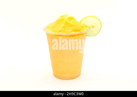 Pfirsich-Slush mit Zitronenscheibe in einer Einweg-Tasse serviert. Stockfoto