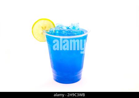 Eiskalte blaue elektrische Limonade mit einer Scheibe Zitrone in einer Einweg-Tasse. Stockfoto